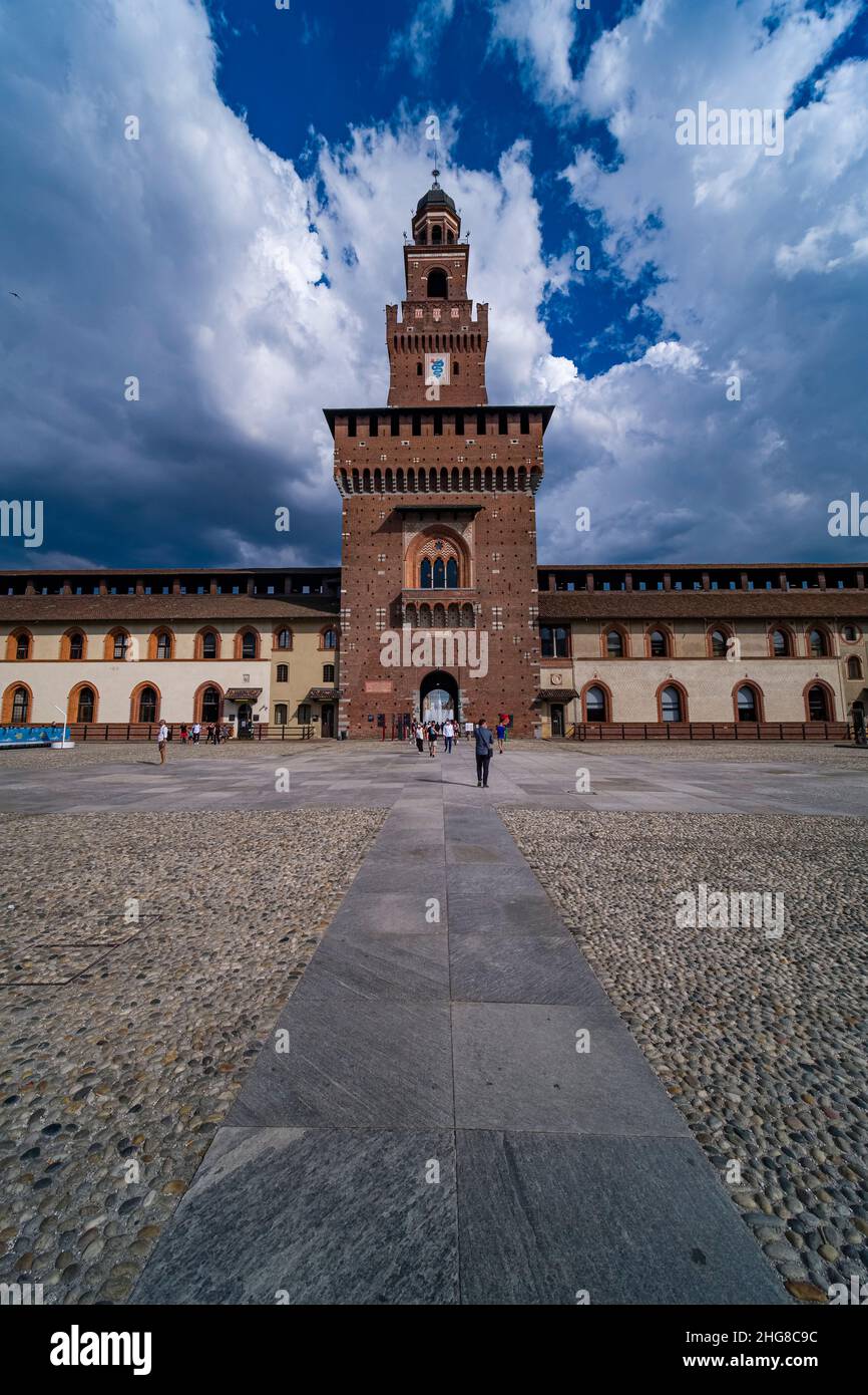 Le Castello Sforzesco, le château de Sforza, situé sur la Piazza Castello, vu de l'intérieur des murs, un orage arrive. Banque D'Images