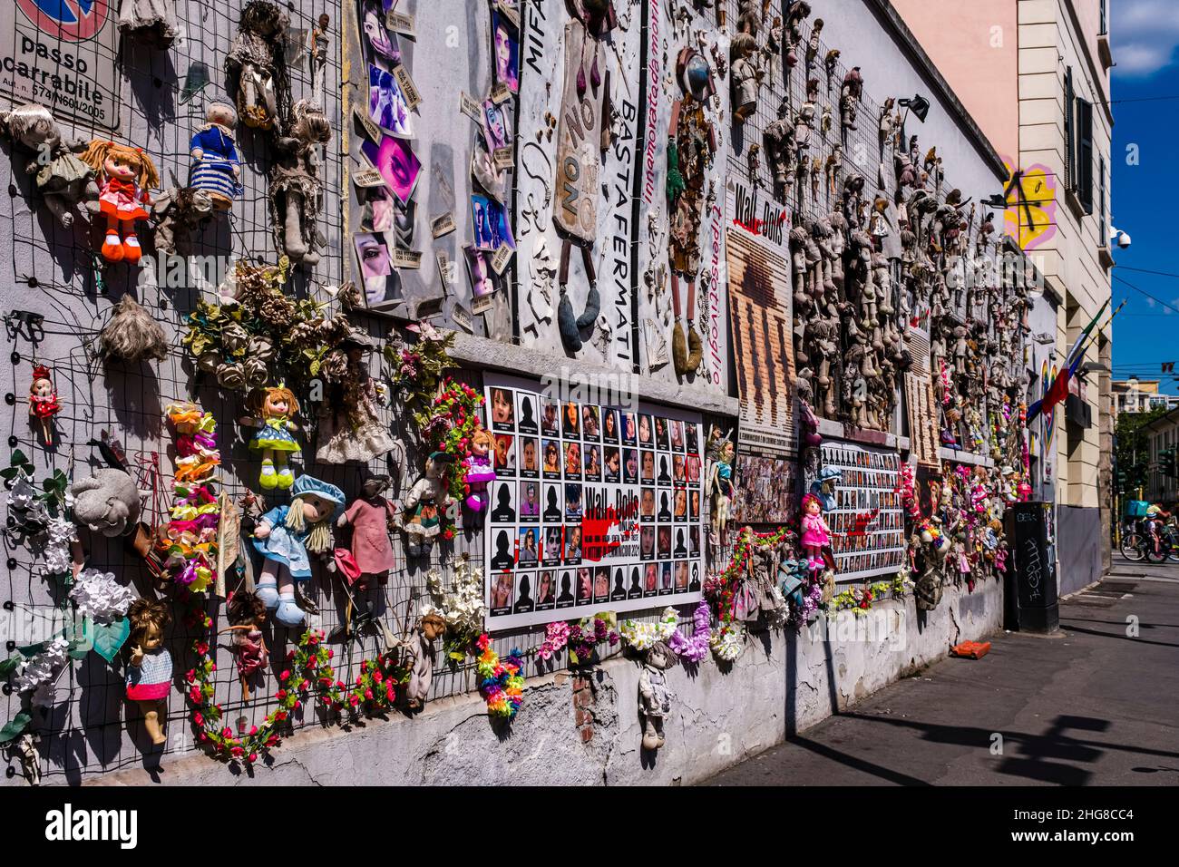 Le mur des poupées, il Muro delle Bambole, une installation artistique, qui sensibilise les femmes à la violence. Banque D'Images