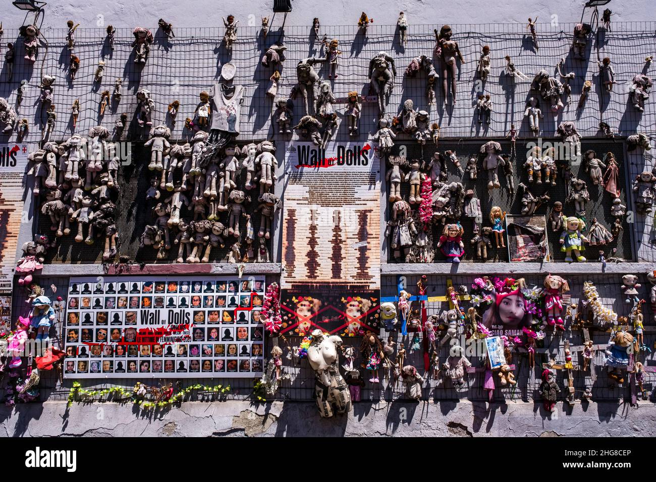 Le mur des poupées, il Muro delle Bambole, une installation artistique, qui sensibilise les femmes à la violence. Banque D'Images