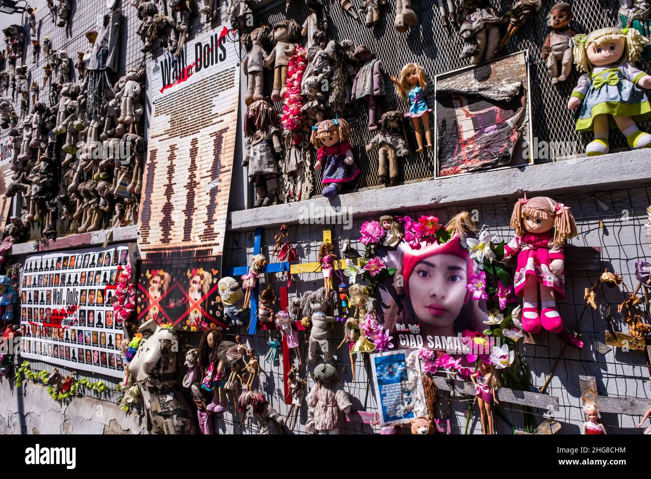 Le mur des poupées, il Muro delle Bambole, une installation artistique, qui sensibilise les femmes à la violence. Banque D'Images