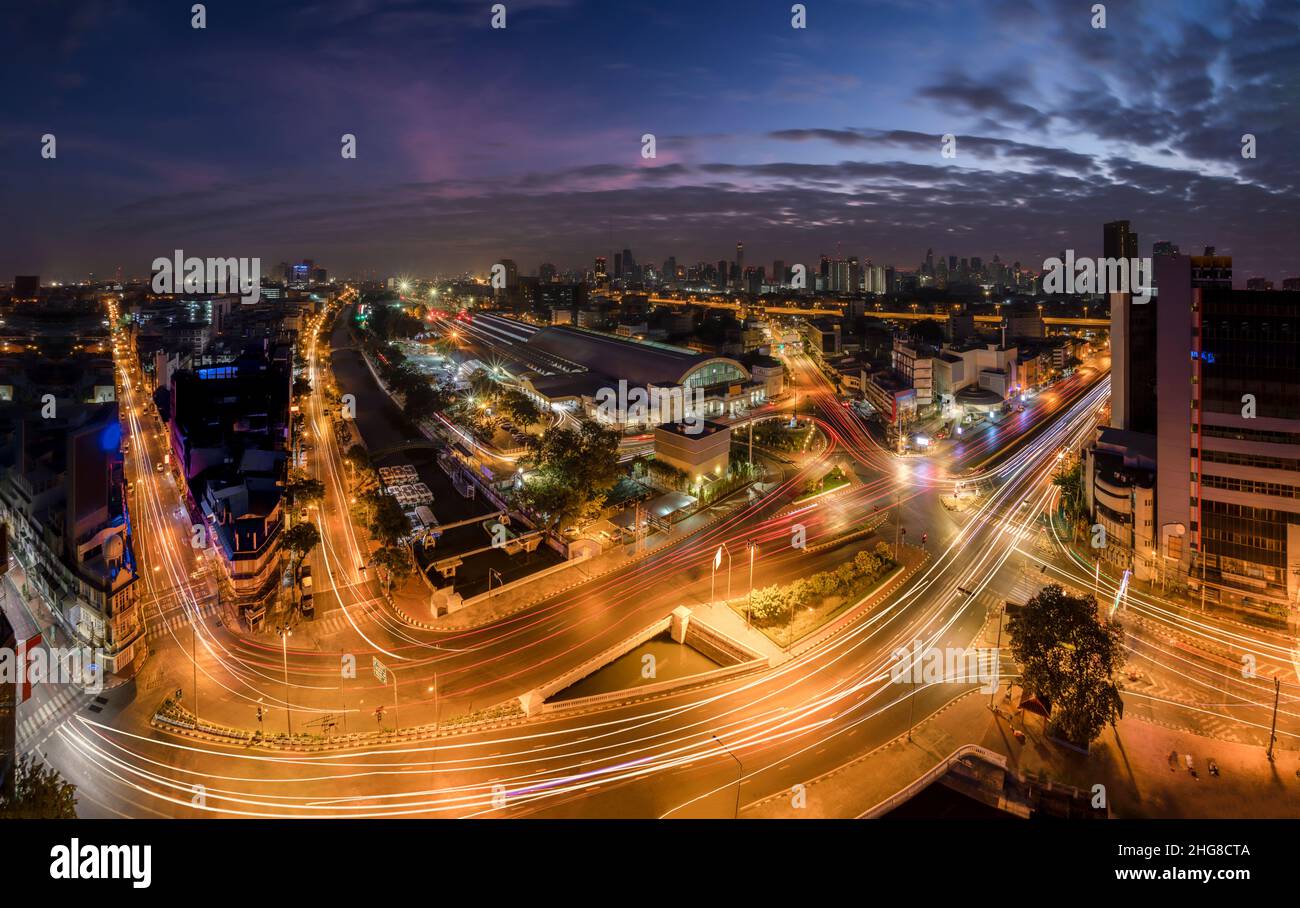 Rama IV Junction près de la gare de Hua Lamphong dans le centre-ville de Bangkok, Thaïlande. Banque D'Images