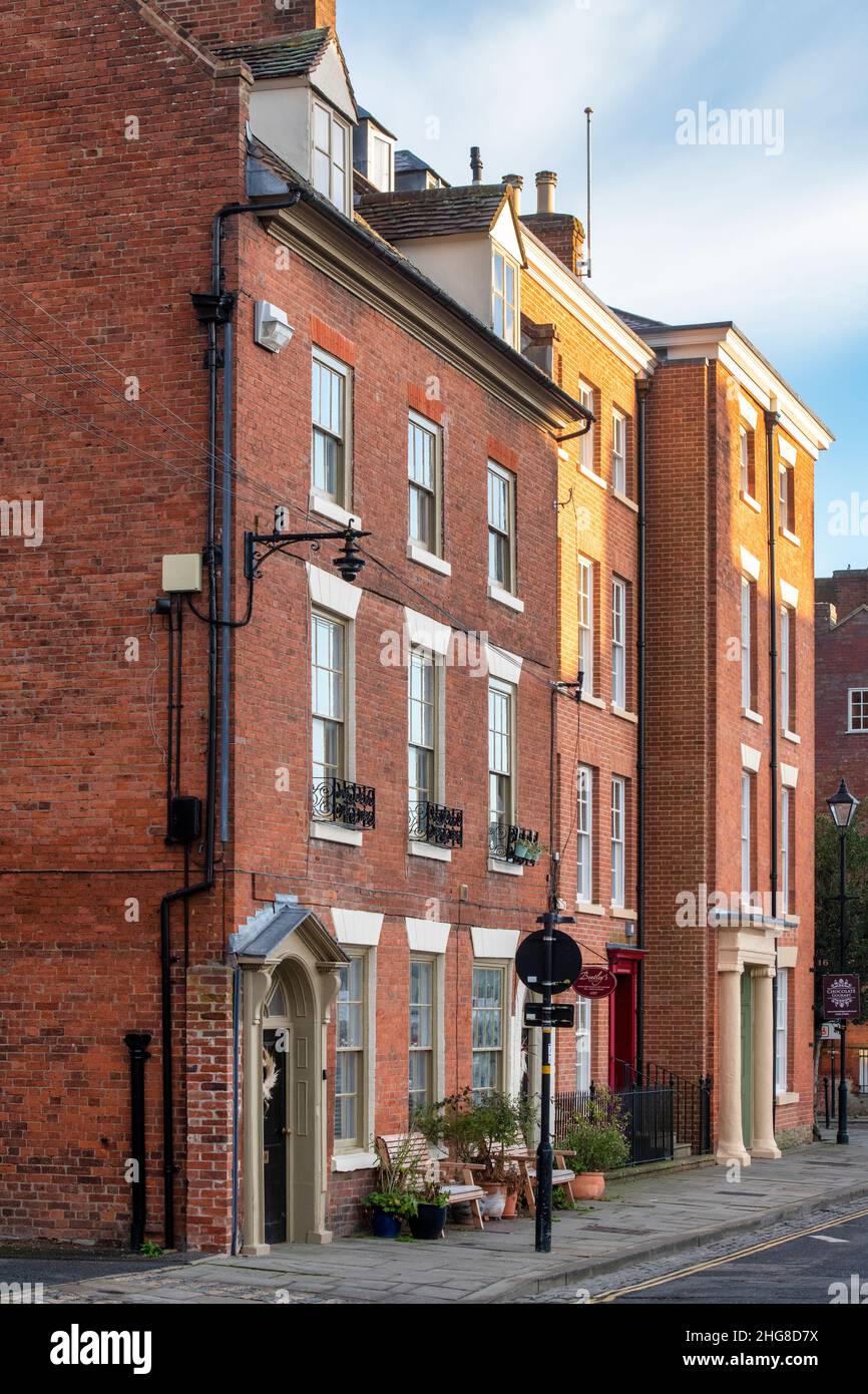 Maisons de ville de Castle Square au lever du soleil.Ludlow, Shropshire, Angleterre Banque D'Images