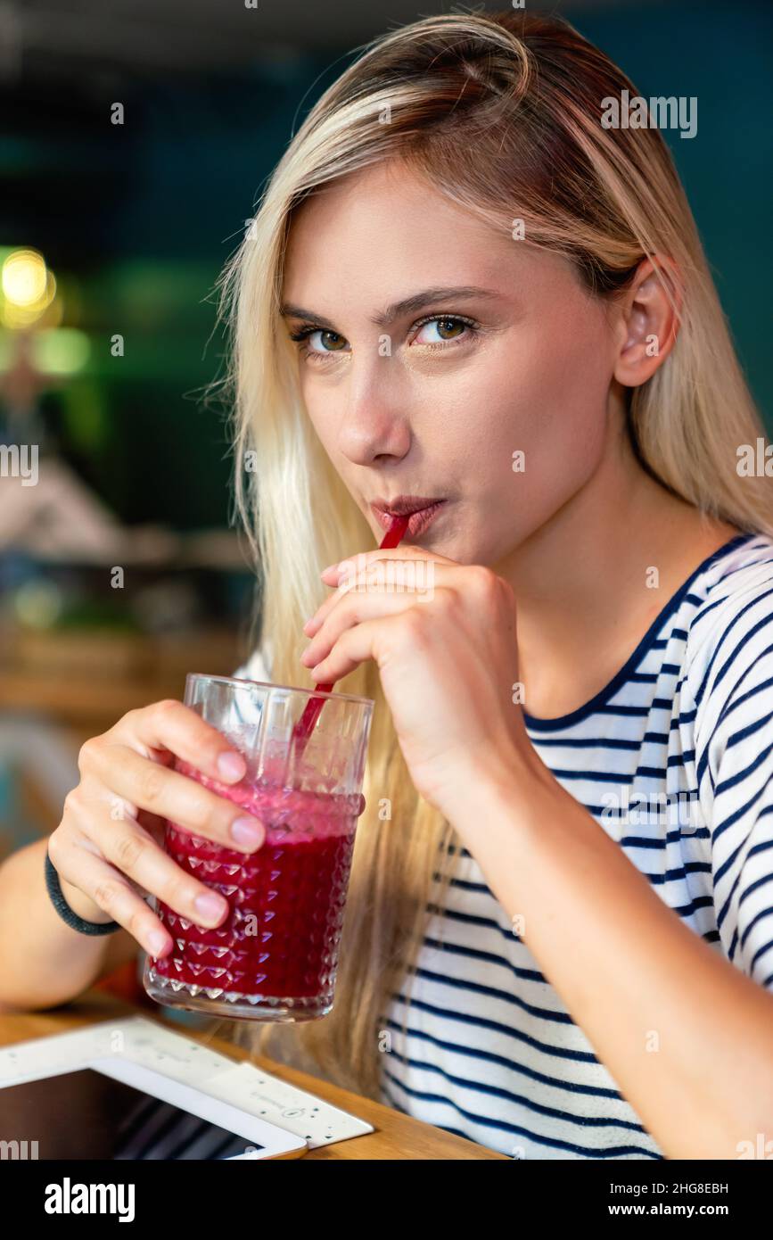 Jeune femme ayant un bon matin boisson saine de smoothie faite de super nourritures.Concept de santé des personnes Banque D'Images