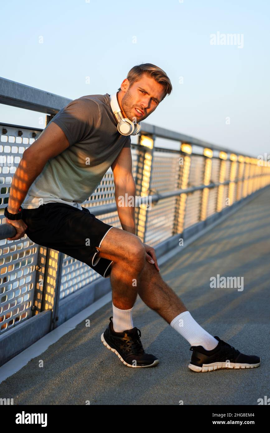 Un jeune homme en forme fait une petite pause après un entraînement en plein air.Fitness sport personnes concept de style de vie Banque D'Images