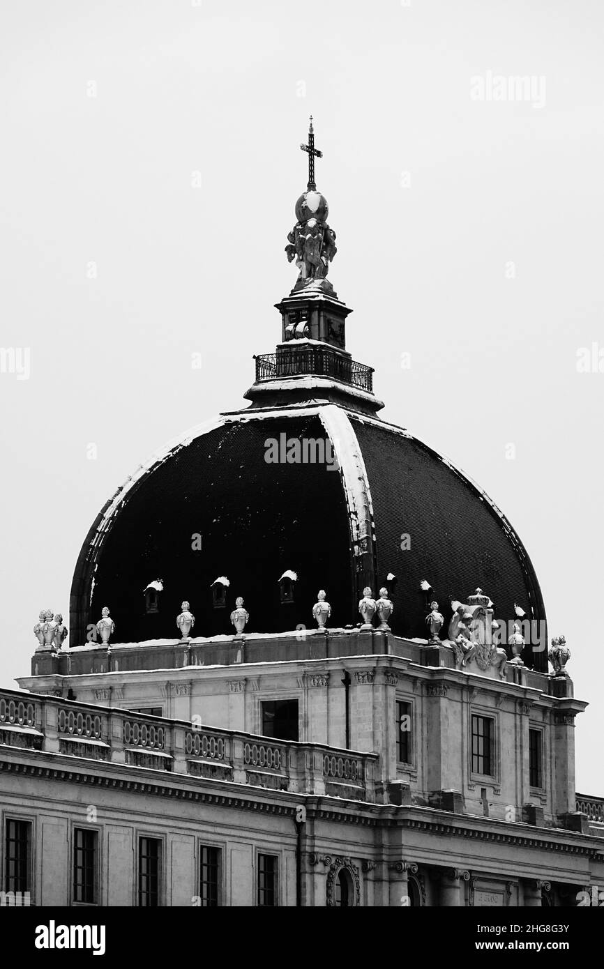 Dôme du Grand Hôtel Dieu de Lyon, dans un jour enneigé, composition en noir et blanc Banque D'Images