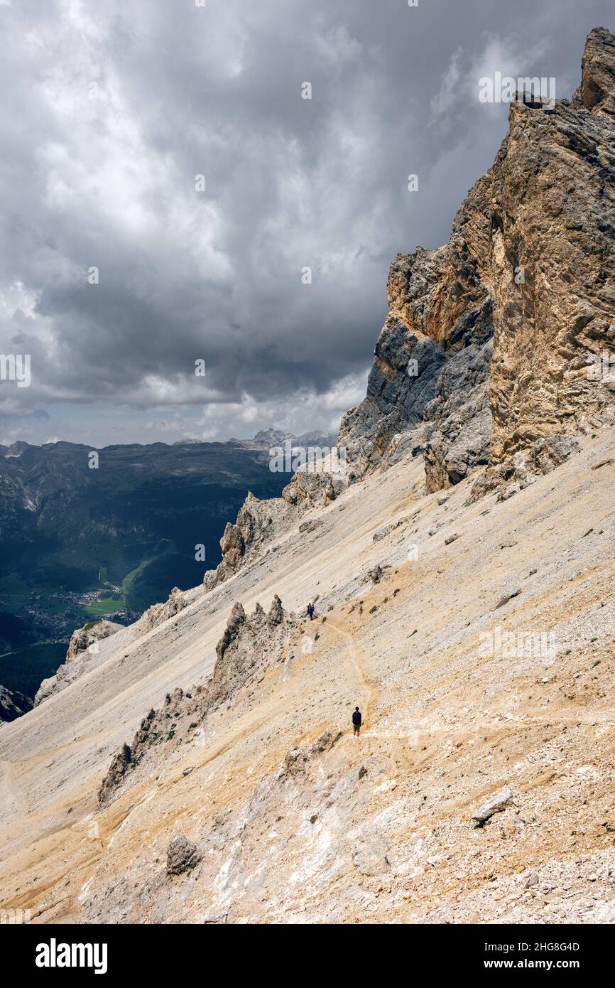 Les personnes qui font de la randonnée sur un sentier de montagne escarpé dans les Alpes européennes Banque D'Images
