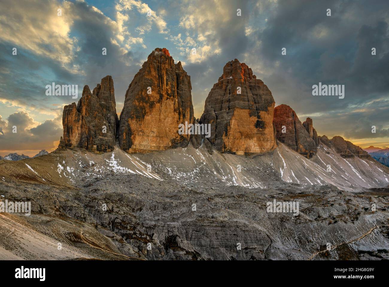 Tre Cime di Lavaredo Peaks (Drei Zinnen) au coucher du soleil, Dobbiaco - Toblach, Trentin - Haut-Adige ou Tyrol du Sud, Italie Banque D'Images
