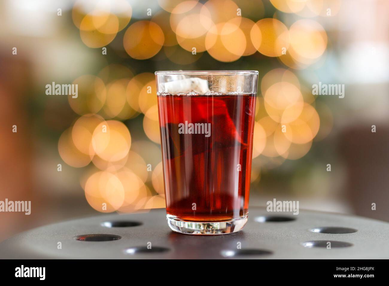 Faible profondeur de champ de thé noir en verre transparent.Boisson chaude dans un gobelet avec fond de bokeh. Banque D'Images