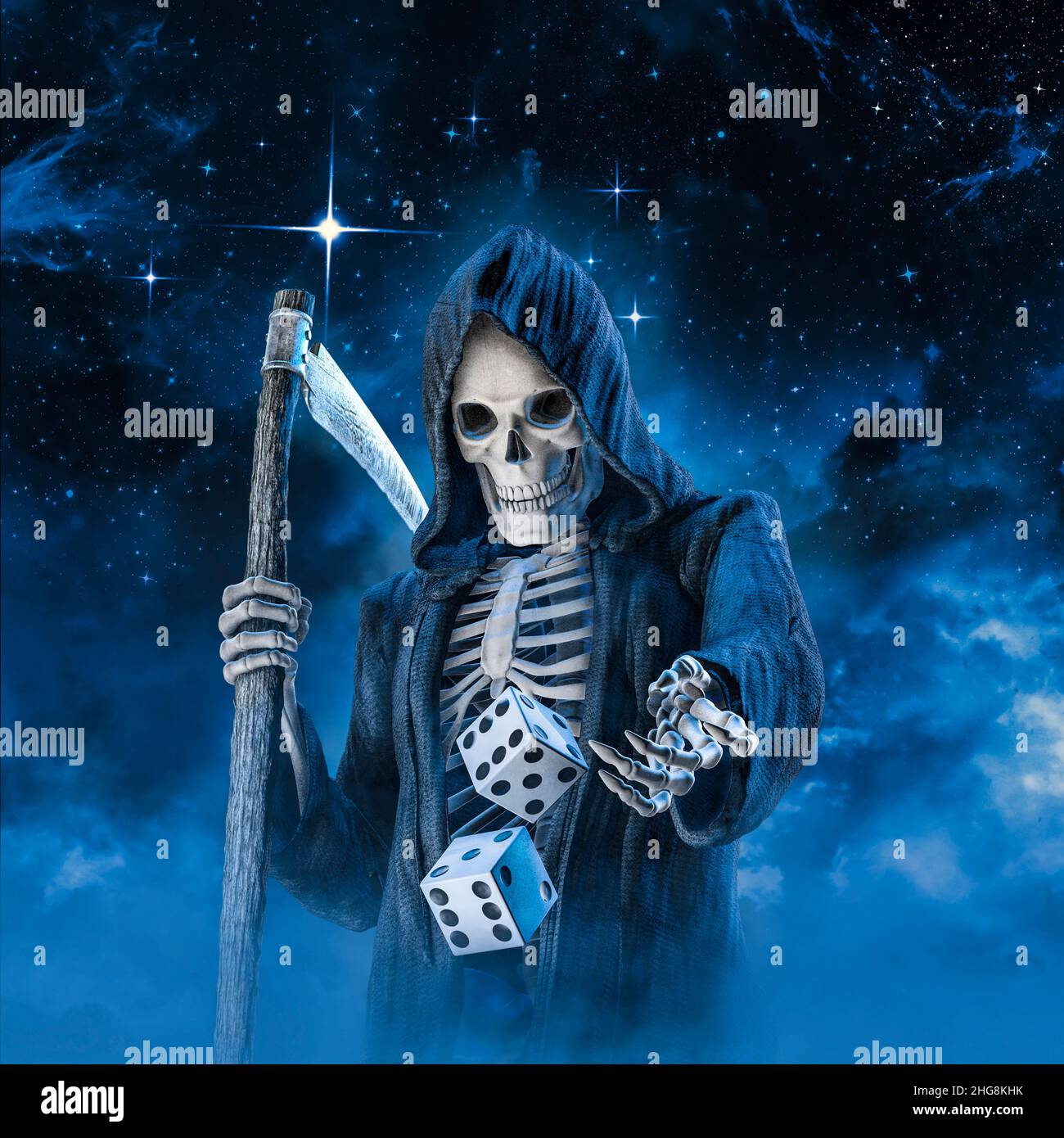 La mort lance des dés - 3D illustration de sinistre couche avec scythe jouant un jeu magique de chance contre ciel étoilé de nuit Banque D'Images