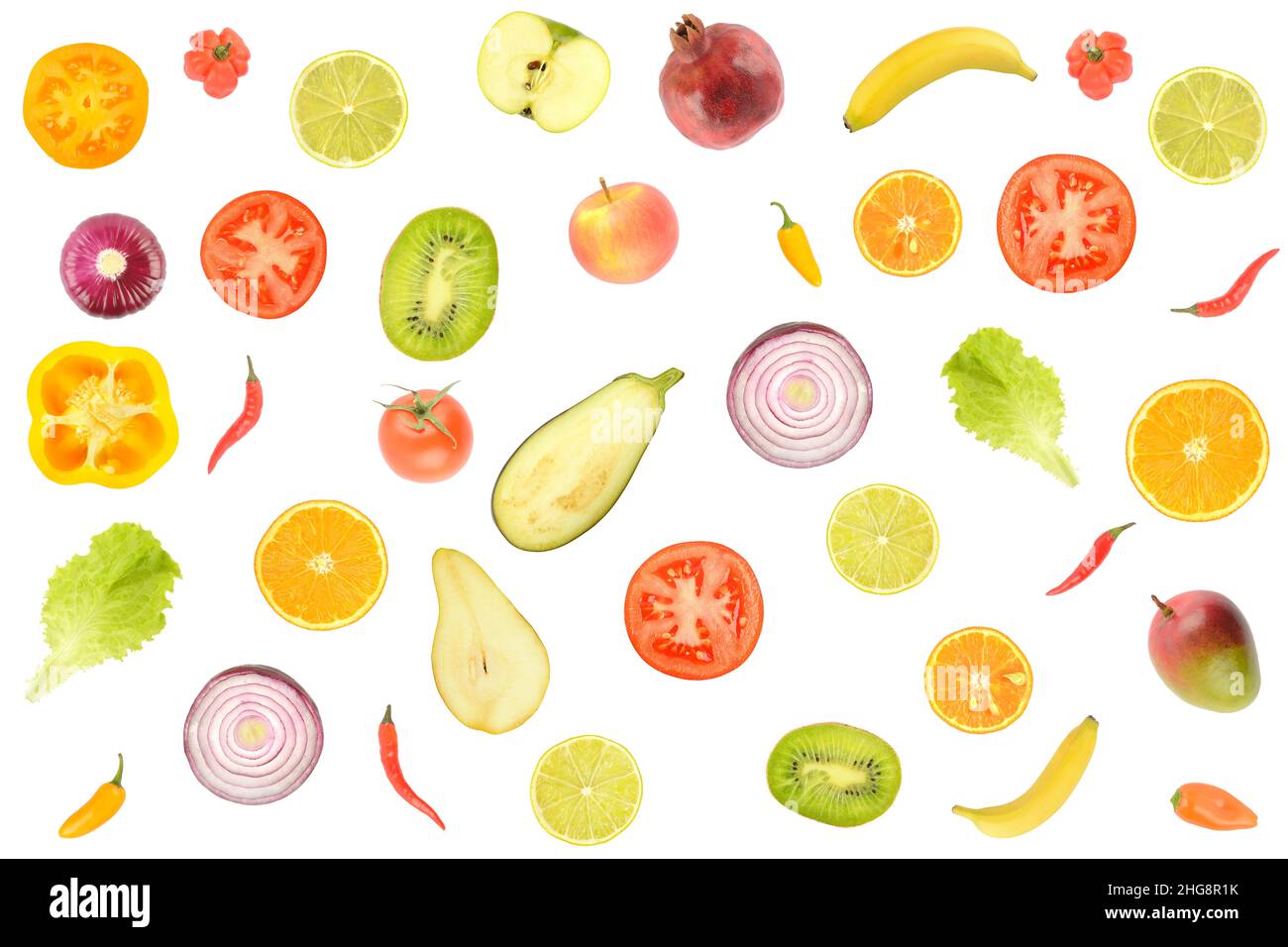 Délicieux motif de légumes entiers et coupés et de fruits isolés sur fond blanc. Banque D'Images