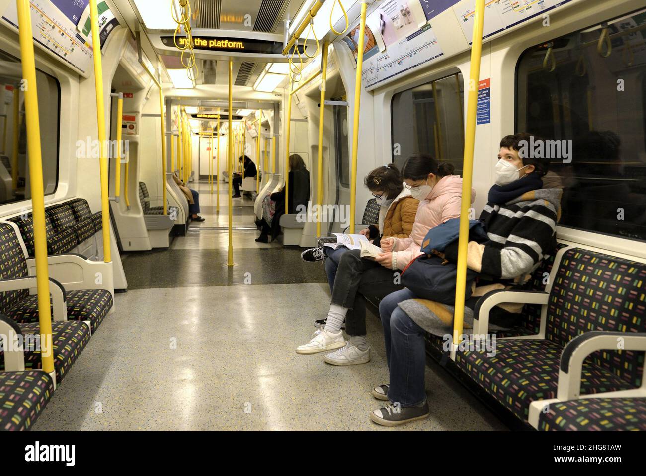 Londres, Angleterre, Royaume-Uni.Passagers portant un masque COVID sur un train souterrain, janvier 2022 Banque D'Images