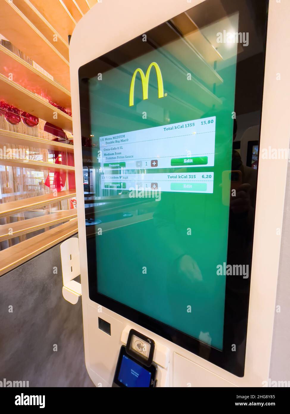 Bâle, Suisse - 20 décembre 2021 : nouvelle borne de restauration rapide McDonald's en libre-service avec imprimante de système de point de vente Banque D'Images