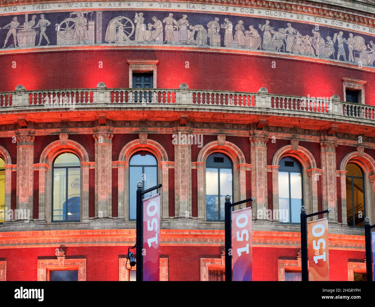 Royal Albert Hall avec projecteurs à la tombée de la nuit Kensington Gore Borough de Kensington et Chelsea Londres Angleterre Banque D'Images