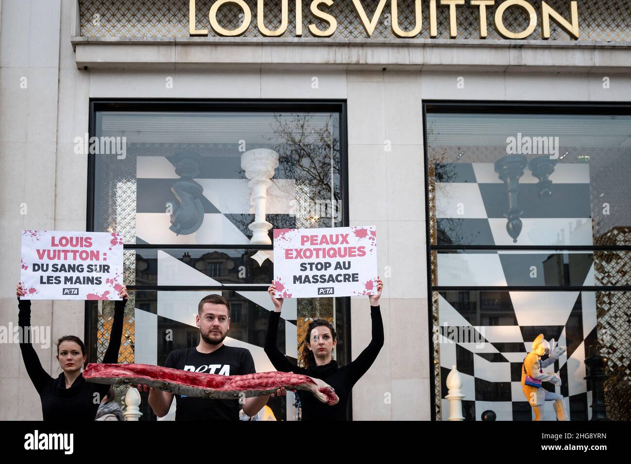 Paris, France, 19/01/2022, Influencer Jeremstar se joint aux militants de l'association PETA pour protester à nouveau contre le commerce des peaux d'animaux exotiques dans l'industrie de la mode, devant le magasin Louis Vuitton champs-Elysées.Pour un impact symbolique, Jeremstar met un boutcheron et des bloodies 'snake' tandis que les activistes portent des panneaux indiquant 'Louis Vuitton, sang sur vos mains' et 'peaux exotiques, arrêter le massacre.'À Paris, le 19 janvier 2022.Photo de Mylène Deroche/ABACAPRESS.COM Banque D'Images