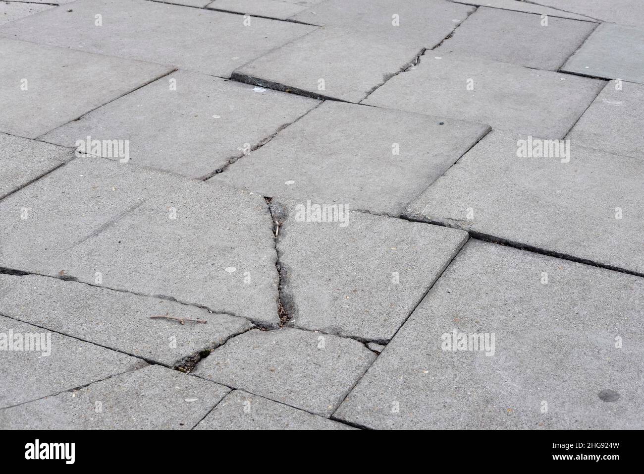 Pavés cassés et fissurés dans le quartier londonien de Westminster. Banque D'Images