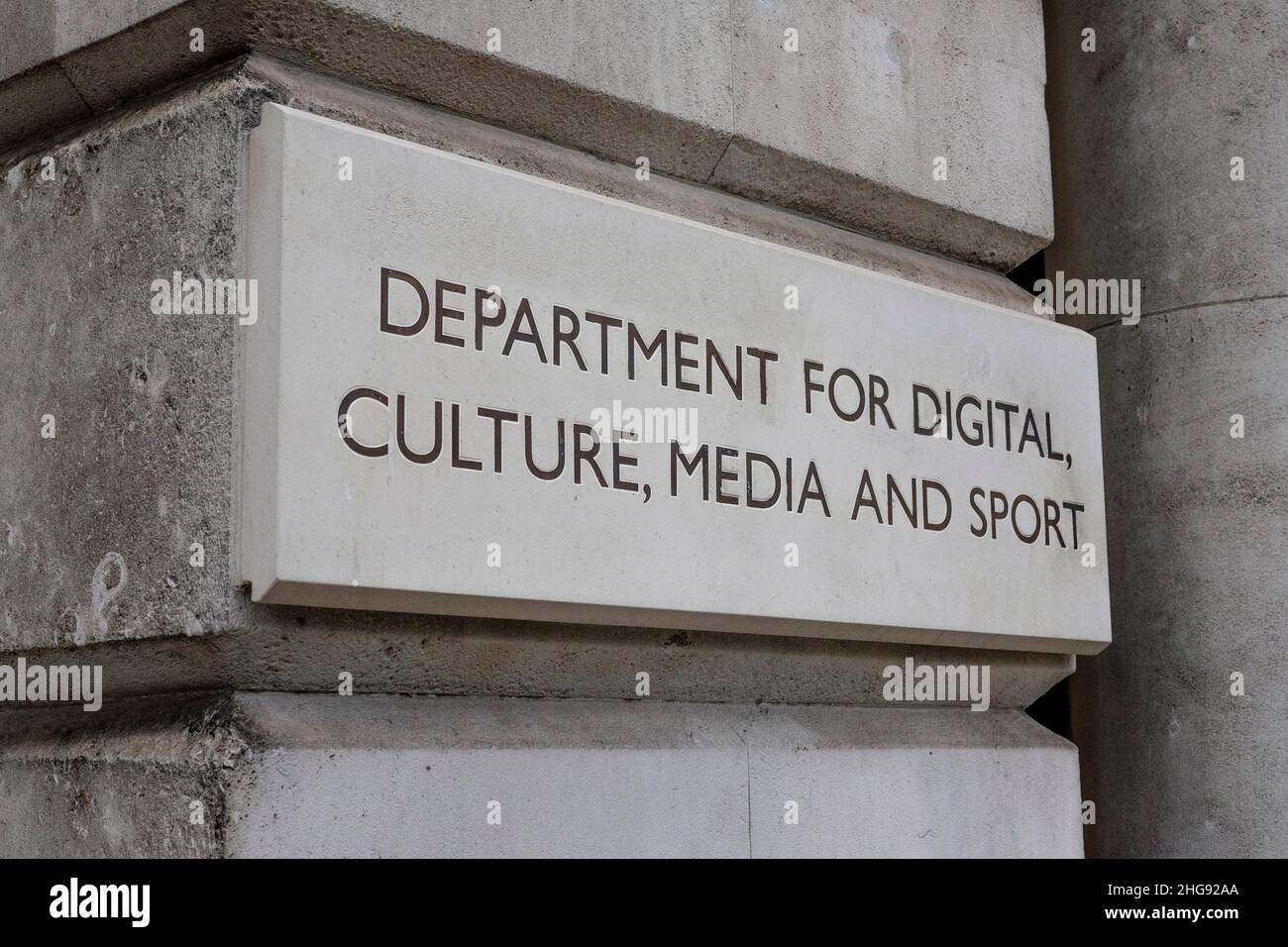 Signez les bureaux extérieurs du Département du numérique, de la culture, des médias et du sport du Royaume-Uni (DCMS), Whitehall, Londres. Banque D'Images