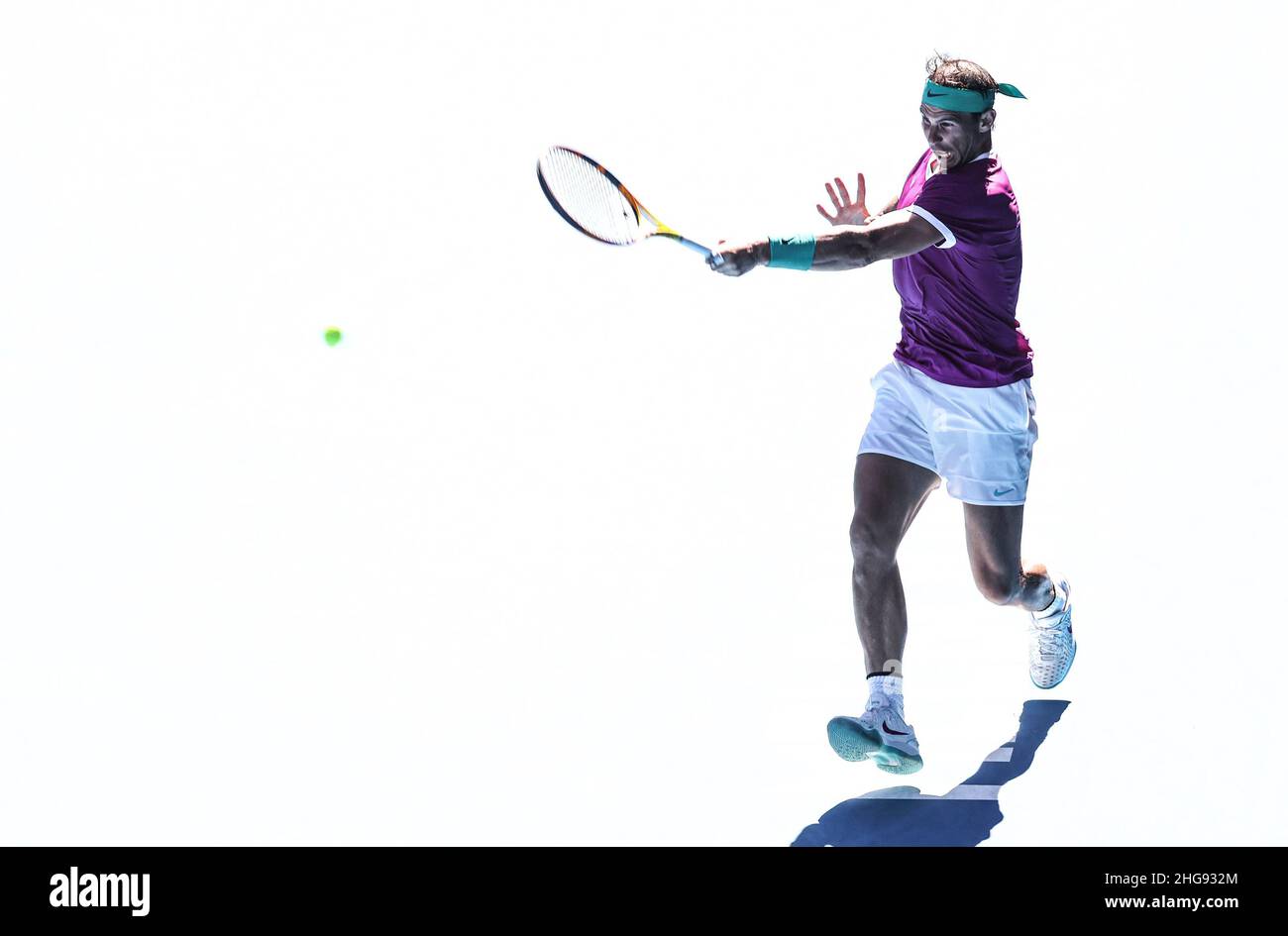 Melbourne, Australie.19th janvier 2022.Rafael Nadal, d'Espagne, revient lors du deuxième tour du match des hommes contre Yannick Hanfmann, d'Allemagne, à l'Open d'Australie 2022 à Melbourne, en Australie, le 19 janvier 2022.Credit: Bai Xuefei/Xinhua/Alay Live News Banque D'Images