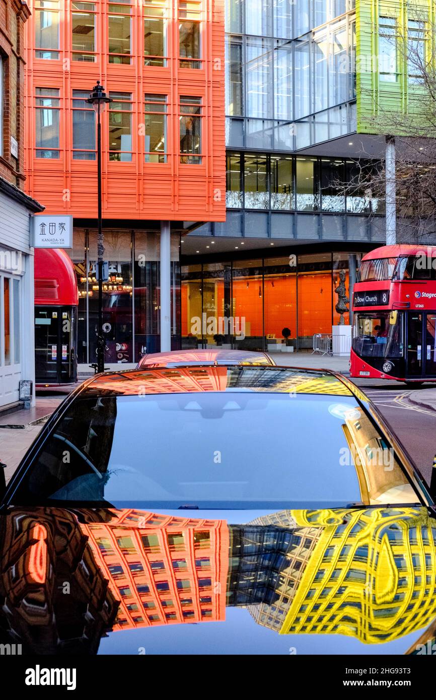 Réflexions abstraites de bâtiments modernes dans le centre de voiture garée de Londres, Royaume-Uni. Banque D'Images