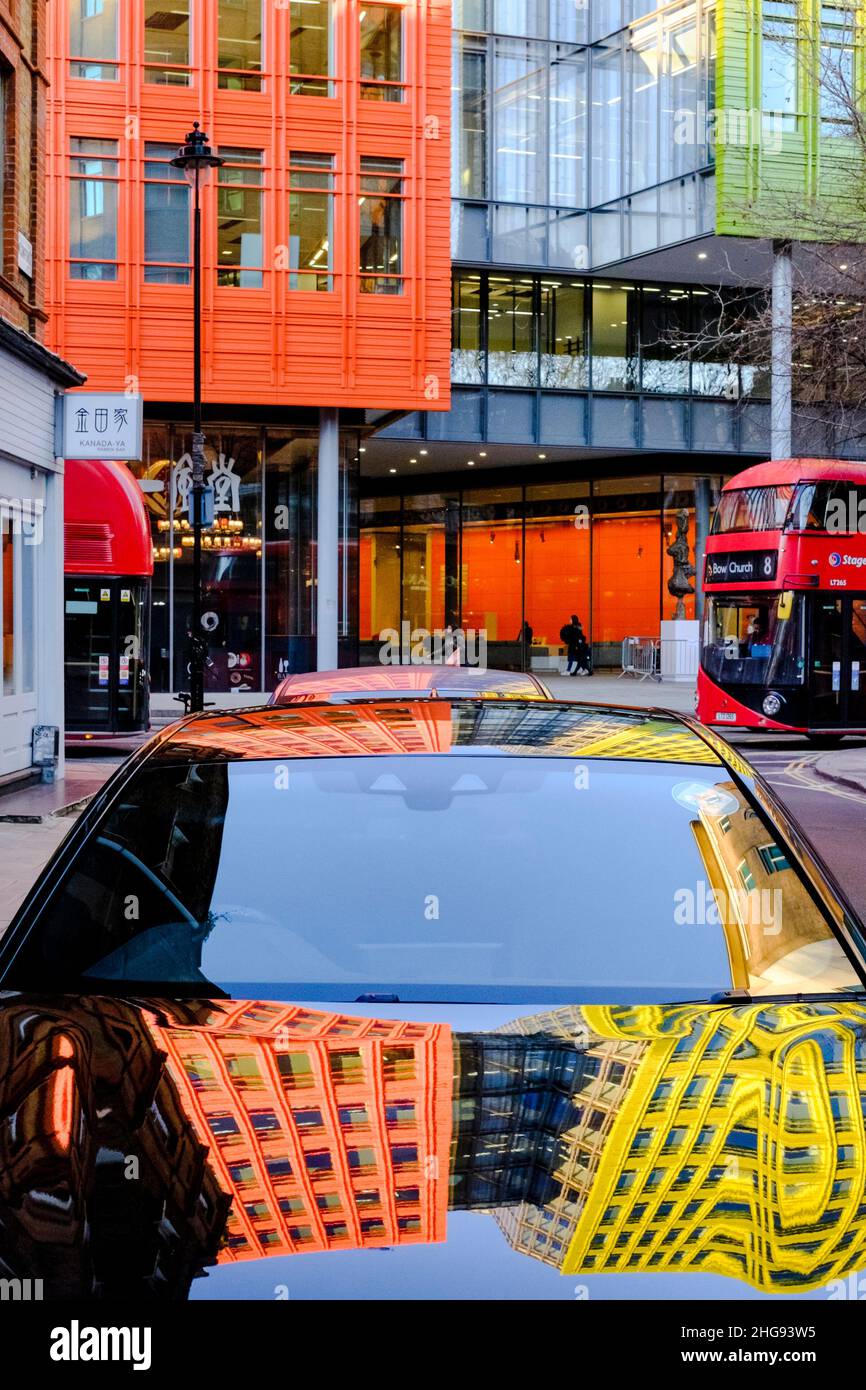 Réflexions abstraites de bâtiments modernes dans le centre de voiture garée de Londres, Royaume-Uni. Banque D'Images