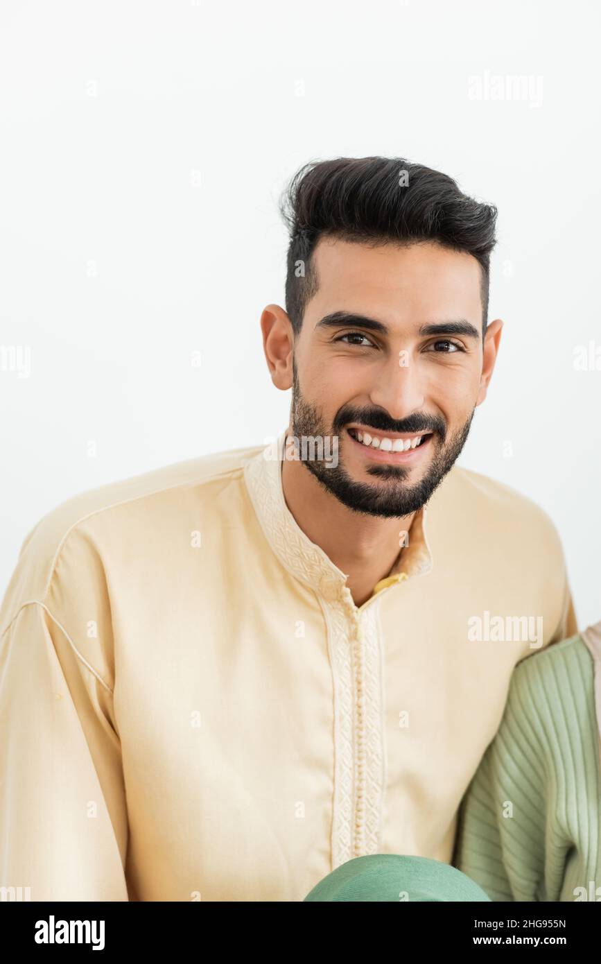 jeune musulman regardant la caméra à la maison Banque D'Images