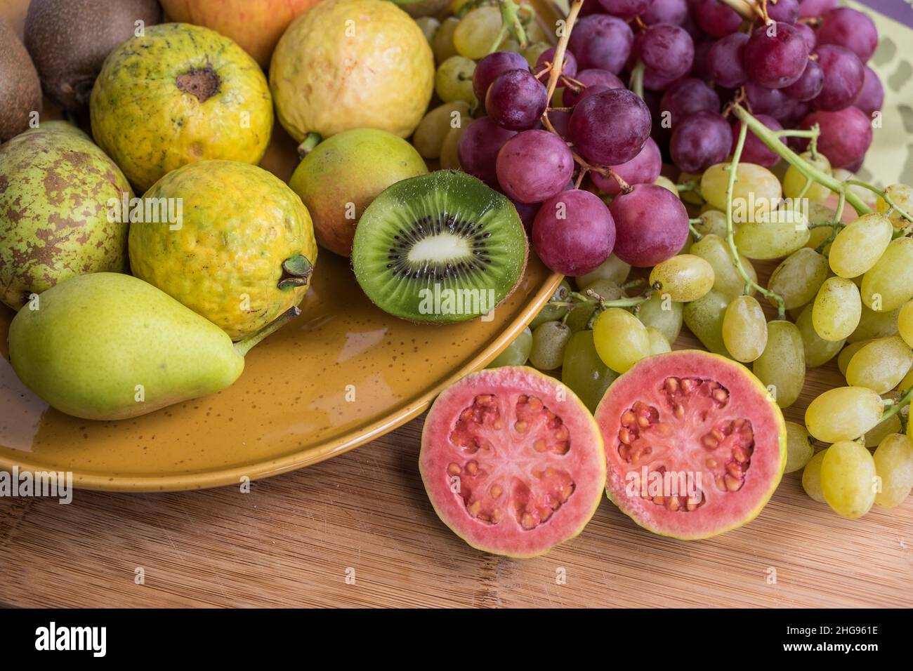 Assortiment de fruits sur une table Banque D'Images