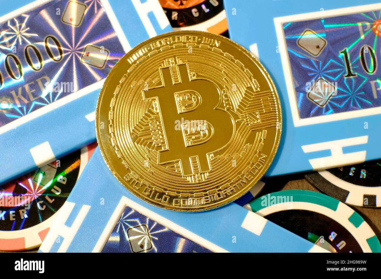 gros plan du bitcoin sur les jetons du casino Banque D'Images