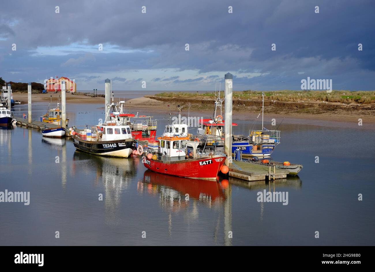 bateaux de pêche amarrés dans le port de wells-next-the-sea, nord de norfolk, angleterre Banque D'Images