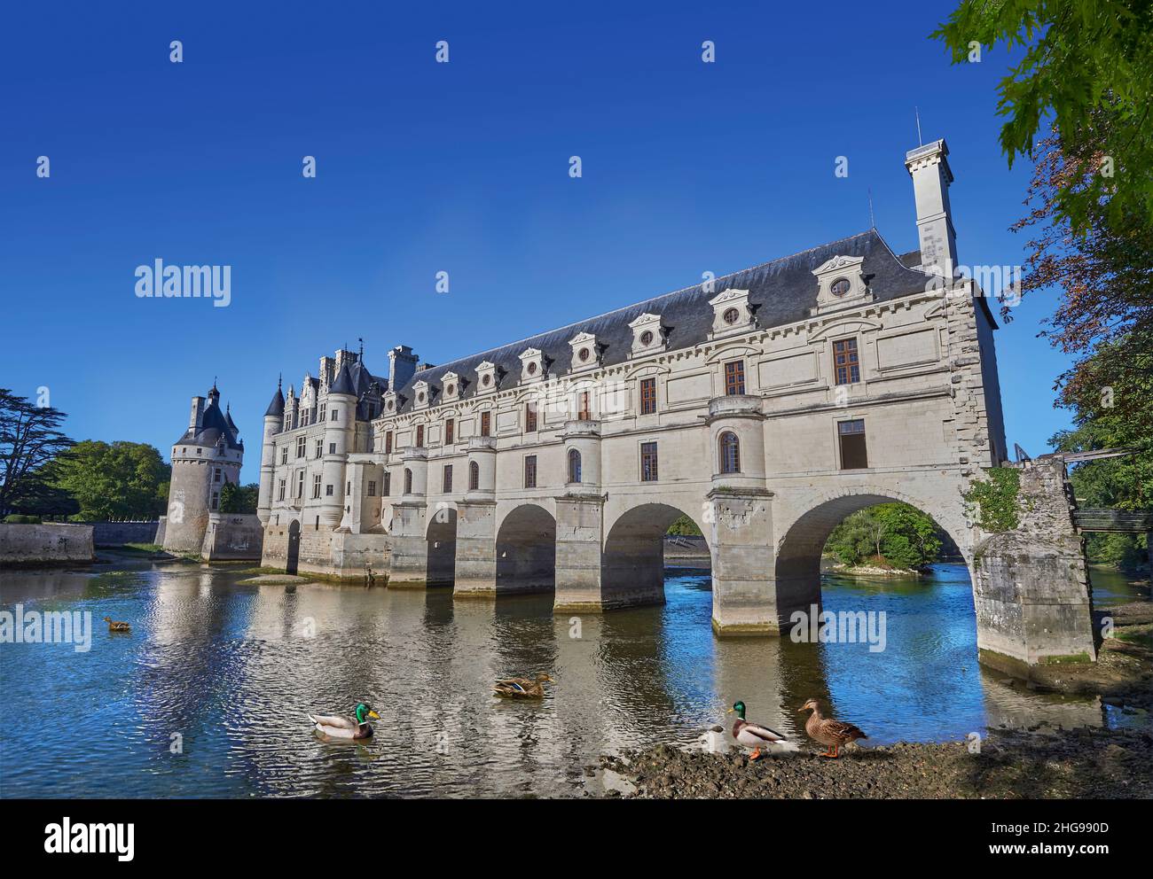 Le château Renaissance de Chenonceau enjambant le cher, Indre-et-Loire, construit en 1514-1522.Le pont au-dessus de la rivière a été construit (1556-1559) à Banque D'Images