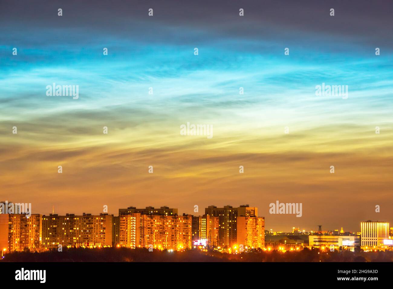 Phénomène atmosphérique de lueur des nuages nocturnes. Ciel nocturne et nuages silvery spectaculaires, silhouettes de bâtiments de la ville sur un fond de Banque D'Images