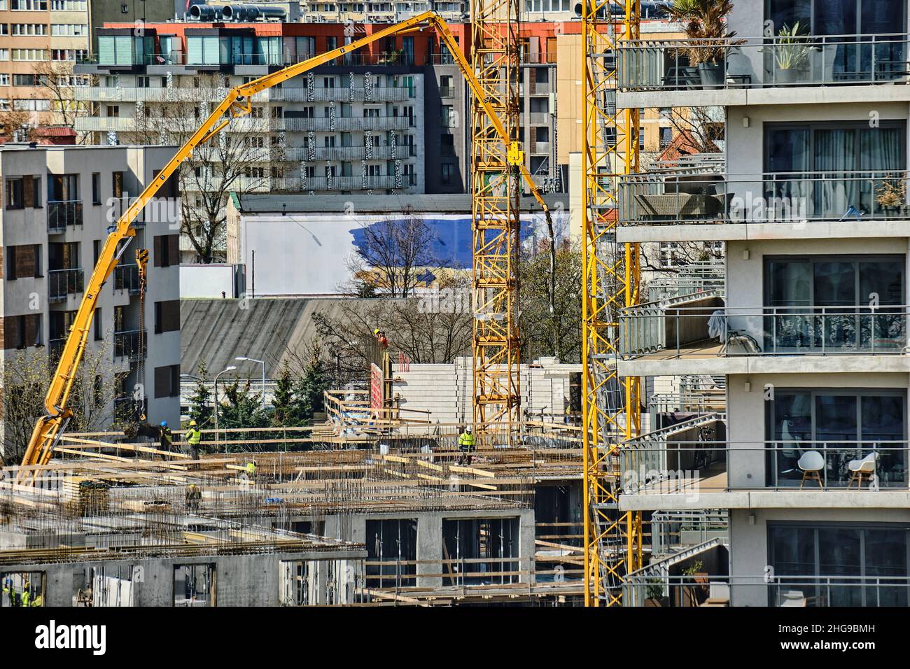 Les travailleurs de la construction installent des coffrages et des barres d'armature ou des barres d'armature pour cloisons en béton armé sur le chantier de construction de bâtiments résidentiels Banque D'Images