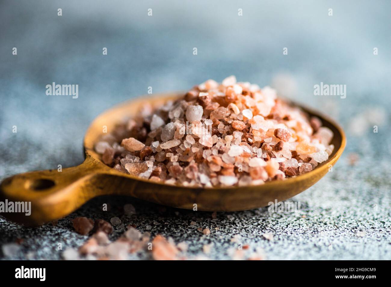 Gros plan d'un bol de sel himalayan rose sur une table Banque D'Images