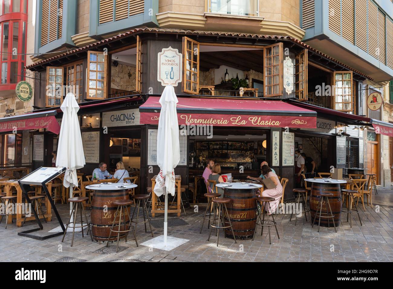 Les gens qui apprécient les boissons et les tapas dans une vermuteria, tapasbar dans le centre historique (vieille ville) de Malaga, Andalousie, Espagne Banque D'Images