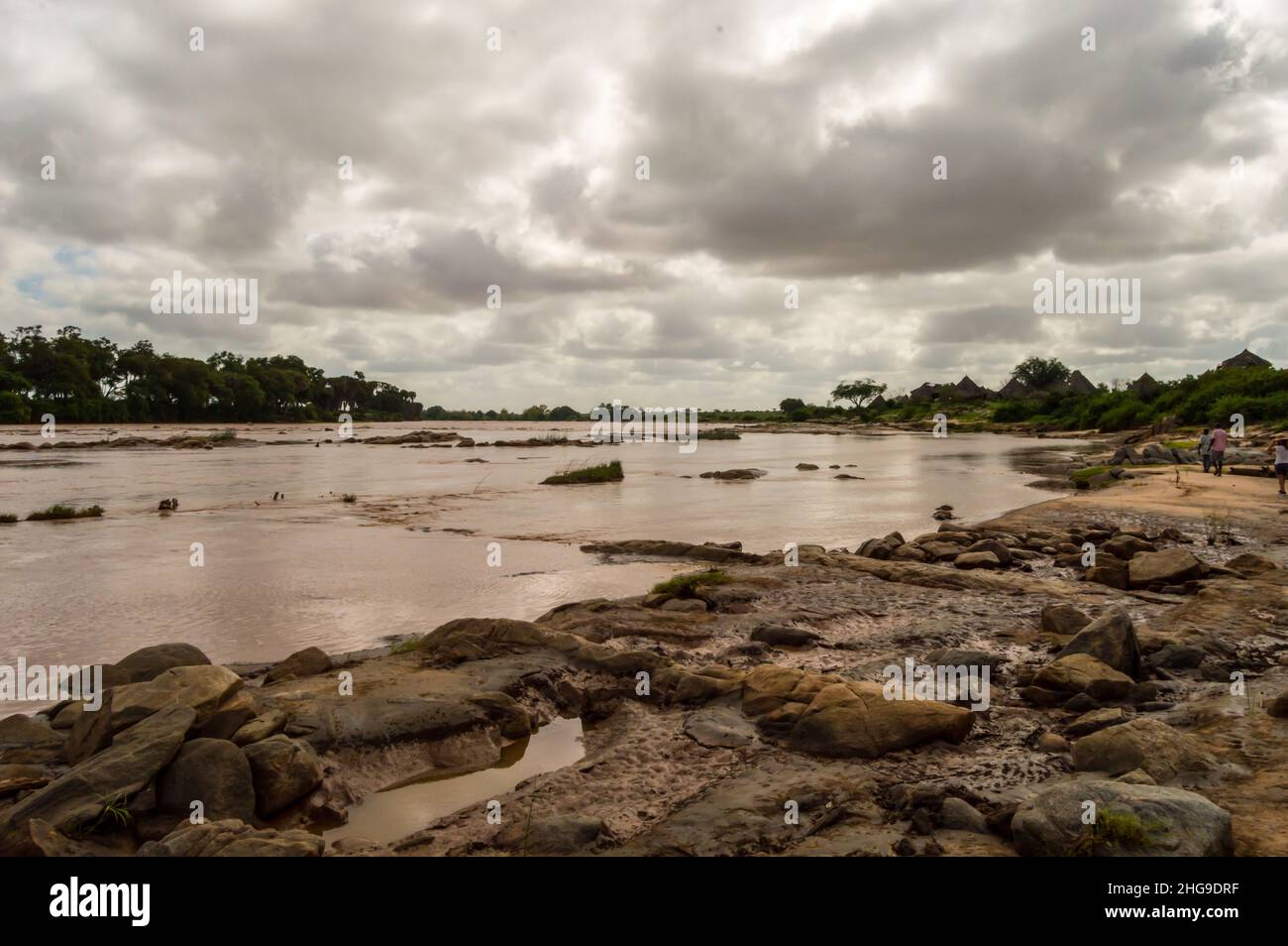 vue sur la rivière galana qui traverse le parc est tsavo au kenya Banque D'Images vue sur la rivière galana qui traverse le parc est tsavo au kenya Banque D'Images