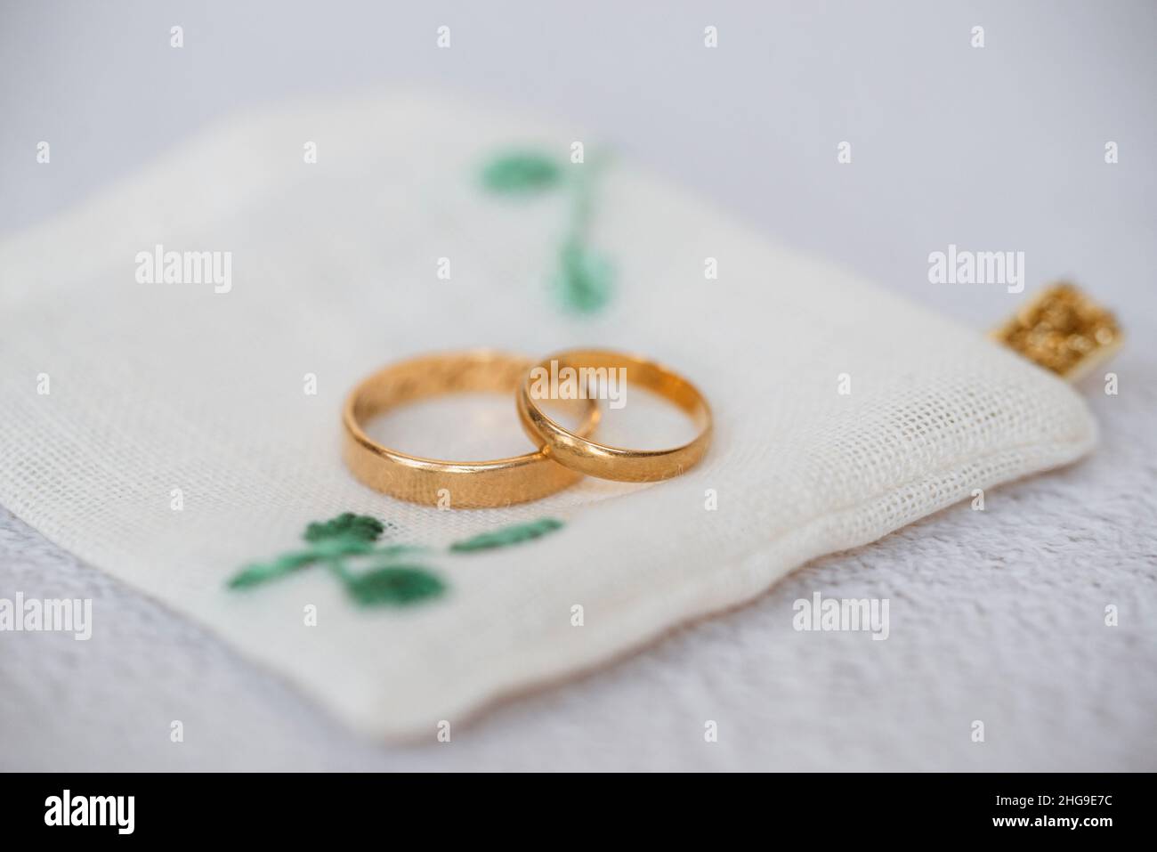 Deux anneaux de mariage dorés sur un sac en tissu brodé Banque D'Images