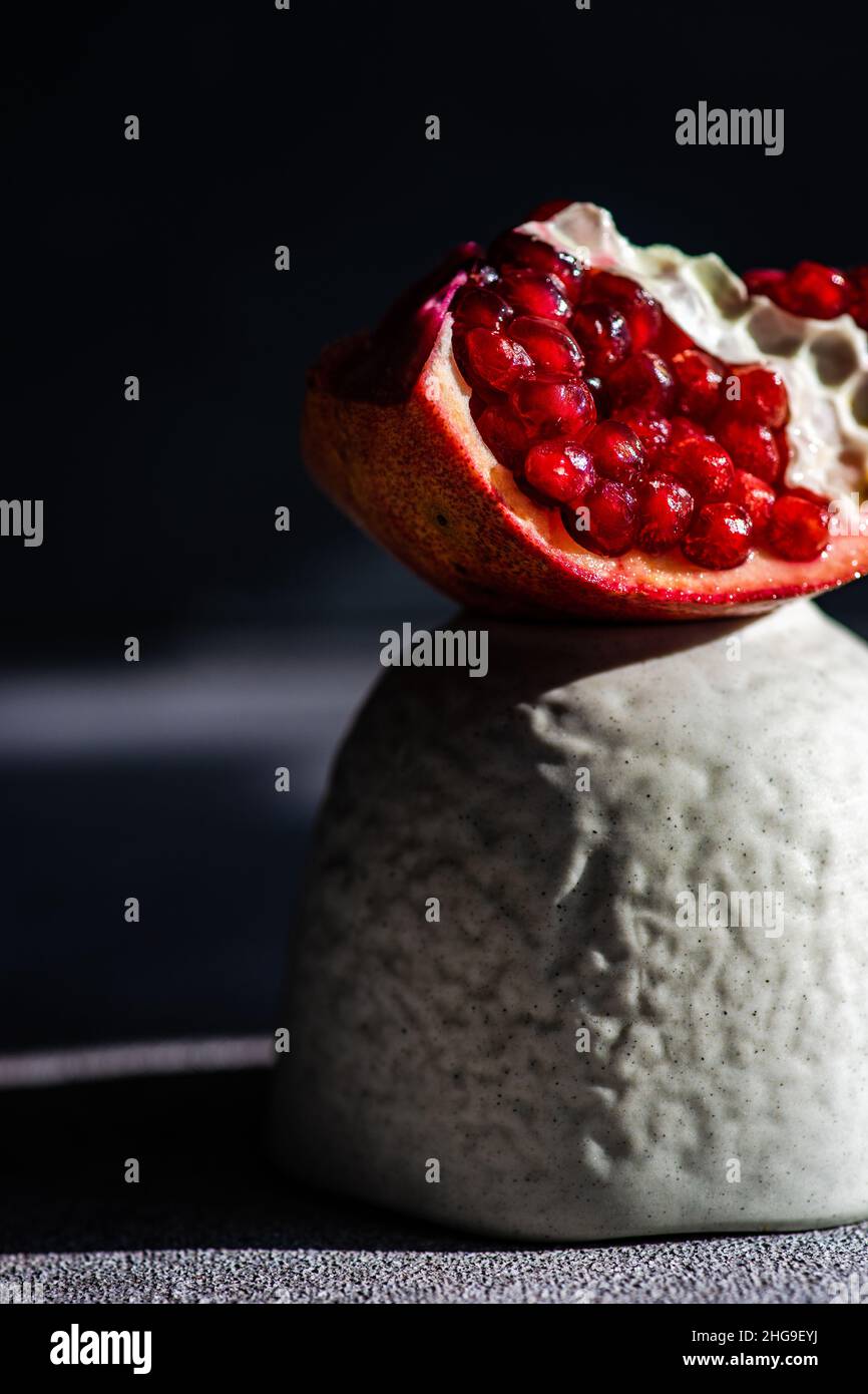 Coin de grenade frais sur une pierre Banque D'Images