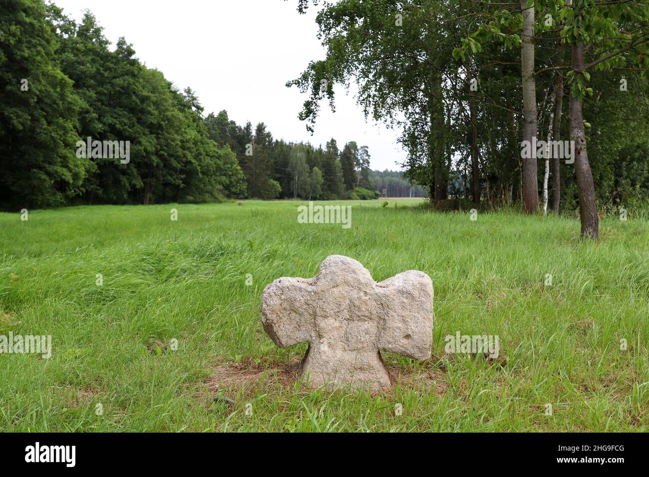 Ancienne croix en pierre avec un relief de la croix - croix de conciliation près du village de Hubenov, région de Pilsen Banque D'Images