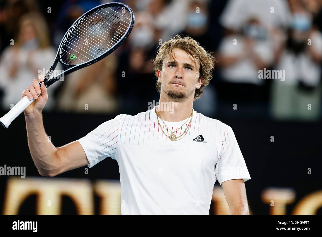 Melbourne, Australie.19th janvier 2022.Tennis: Grand Chelem - Open d' Australie, hommes célibataires, 2nd tour: Zverev (Allemagne) - Milman ( Australie).Alexander Zverev fait la vague au public après le match.Credit:  Frank Molter/dpa/Alay Live News Photo