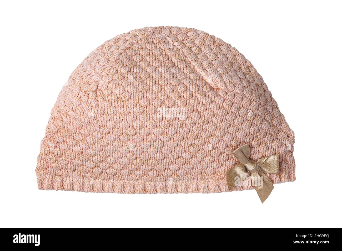 Gros plan d'un joli chapeau ou casquette en laine rose tricoté avec un noeud en ruban doré isolé sur un fond blanc.Mode automne et hiver pour les enfants. Banque D'Images