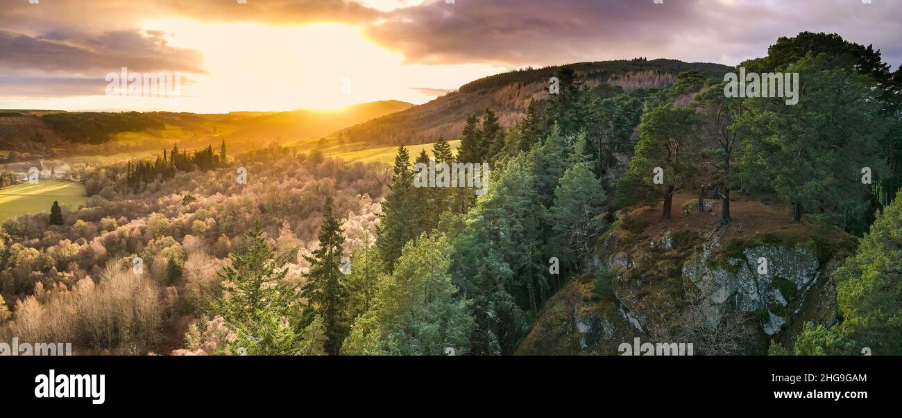 En regardant le fort de Craigmony Hill au-dessus de Drumnadrochit, cette colline constitue le point de fin de la gamme qui sépare Glen Urquhart de Glen Coiltie avec le vi Banque D'Images