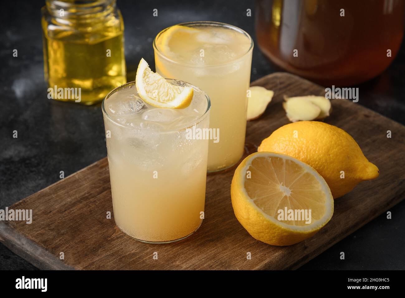 Boisson Kombucha à base de champignons du thé dans un pot en verre.Verres transparents avec une boisson à base de levure.Boisson probiotique biologique.Gros plan. Banque D'Images