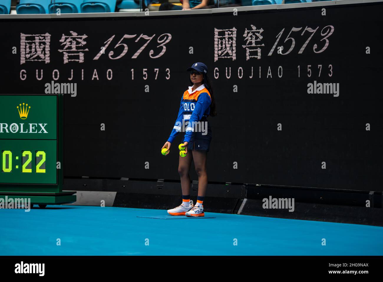Balle fille avec des balles marquées AO waring Ralph Laurent uniforme officiel lors du match Open Round 1 australien du Grand Chelem à Margaret court Arena à Melbourne Olympic ParkVicutory pour Elina Svitolina.(6,1) (7,6) (photo d'Alexander Bogatirev / SOPA Images/Sipa USA) Banque D'Images
