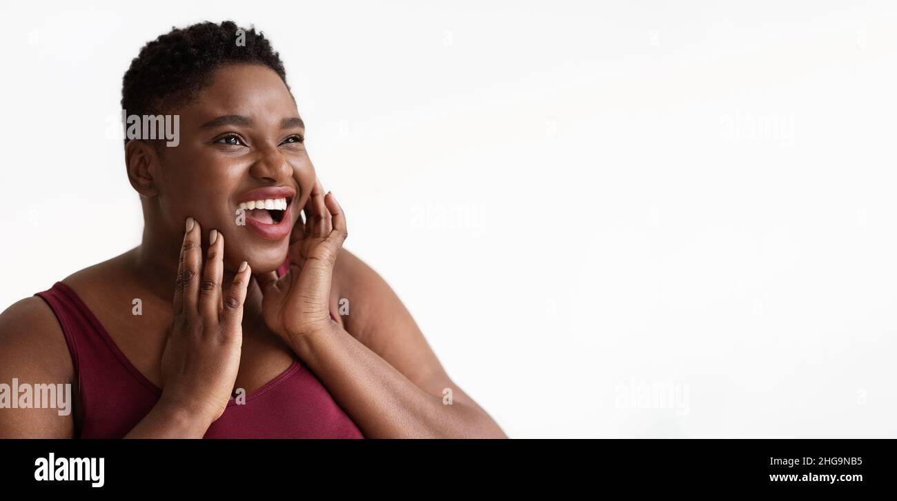 Gros plan portrait d'une femme noire joyeuse, espace copie Banque D'Images
