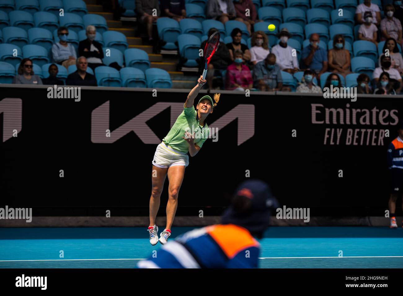 Melbourne, Australie.17th janvier 2022.Fiona Ferro sert pendant le match Open d'Australie de la série 1 du Grand Chelem à la Margaret court Arena de Melbourne Olympic ParkVicutory pour Elina Svitolina.(6,1) (7,6) (photo d'Alexander Bogatirev/SOPA Images/Sipa USA) crédit: SIPA USA/Alay Live News Banque D'Images