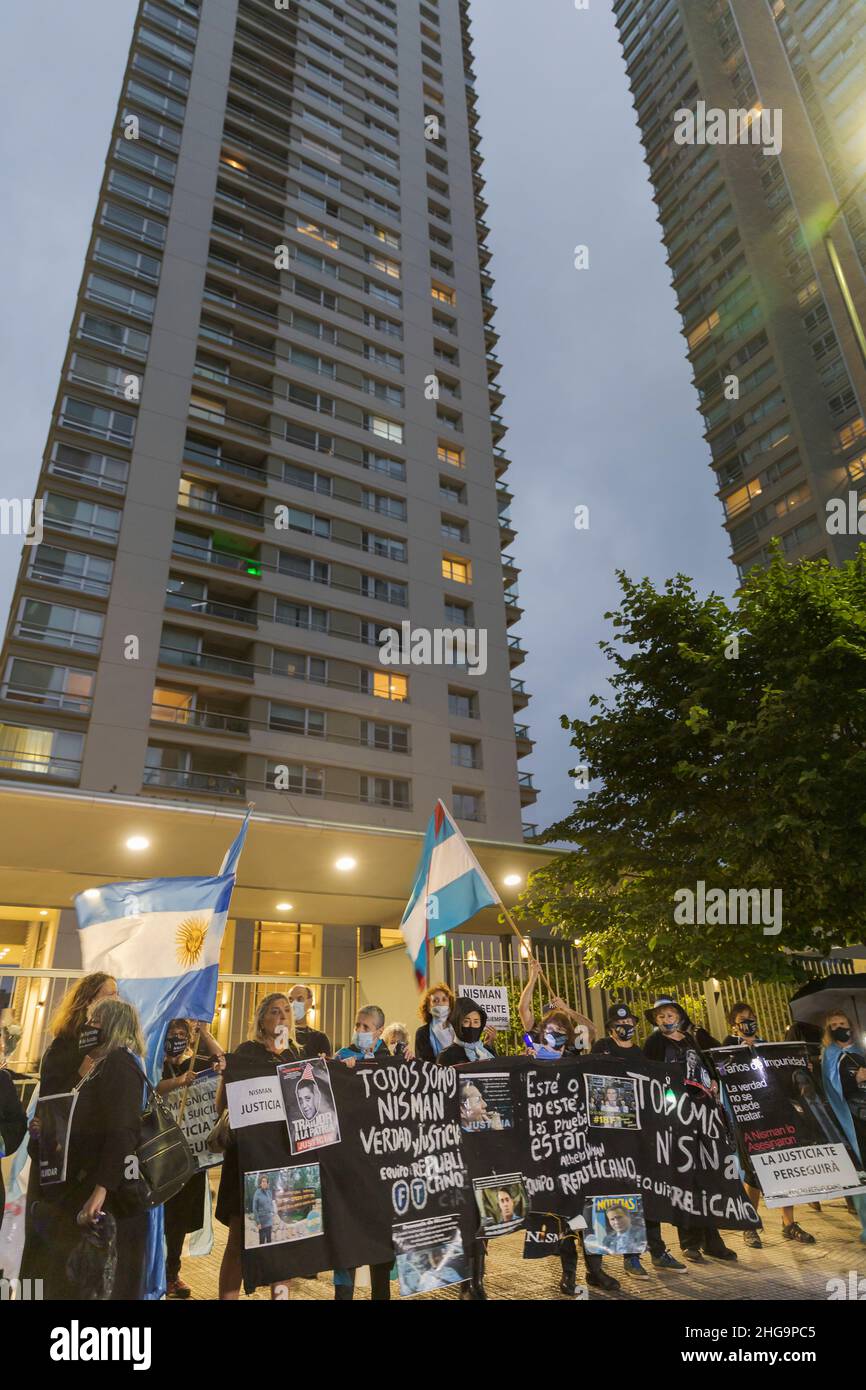 Ciudad de Buenos Aires, Argentine.18th janvier 2022.Des manifestants de la procession à la mémoire du Procureur Alberto Nisman à la porte de la tour où il a été trouvé mort le 18 janvier 2015.(Credit image: © Esteban Osorio/Pacific Press via ZUMA Press Wire) Banque D'Images