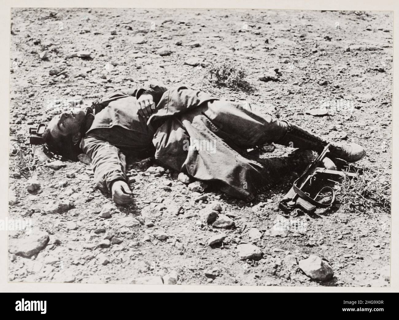 Une photo d'époque vers mai 1943 d'un soldat allemand mort des Korps Afrika couché dans le désert après la bataille de Tunis et la défaite des Korps Afrika allemands Banque D'Images