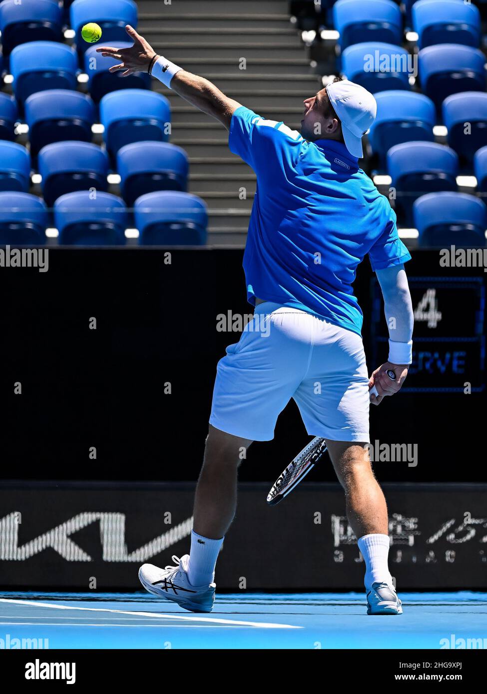 MELBOURNE, AUSTRALIE - JANVIER 19 : Tallon Griekspoor des pays-Bas sert dans son match des hommes célibataires deuxième tour contre Pablo Carreno Busta de l'Espagne pendant l'Open d'Australie 2022 au Melbourne Park le 19 janvier 2022 à Melbourne, Australie (photo d'Andy Astfalck/Orange Pictures) crédit: Orange pics BV/Alay Live News Banque D'Images