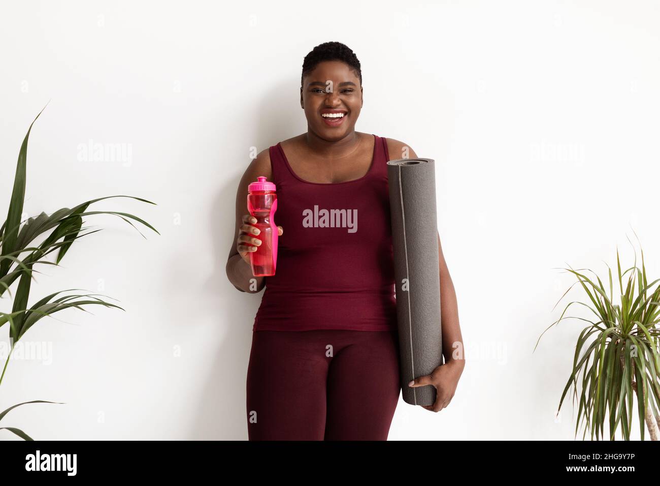 Bonne femme noire plus taille avec bouteille d'eau Banque D'Images