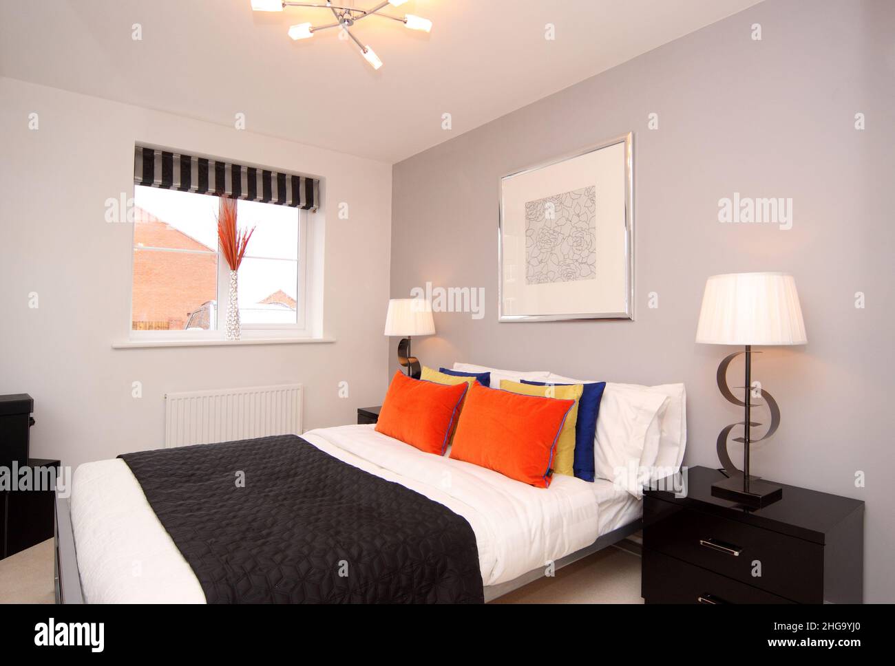 Chambre noire blanche et orange, couvre-lit, lit double, lit king size, thème moderne, lampes de chevet, couleur Banque D'Images