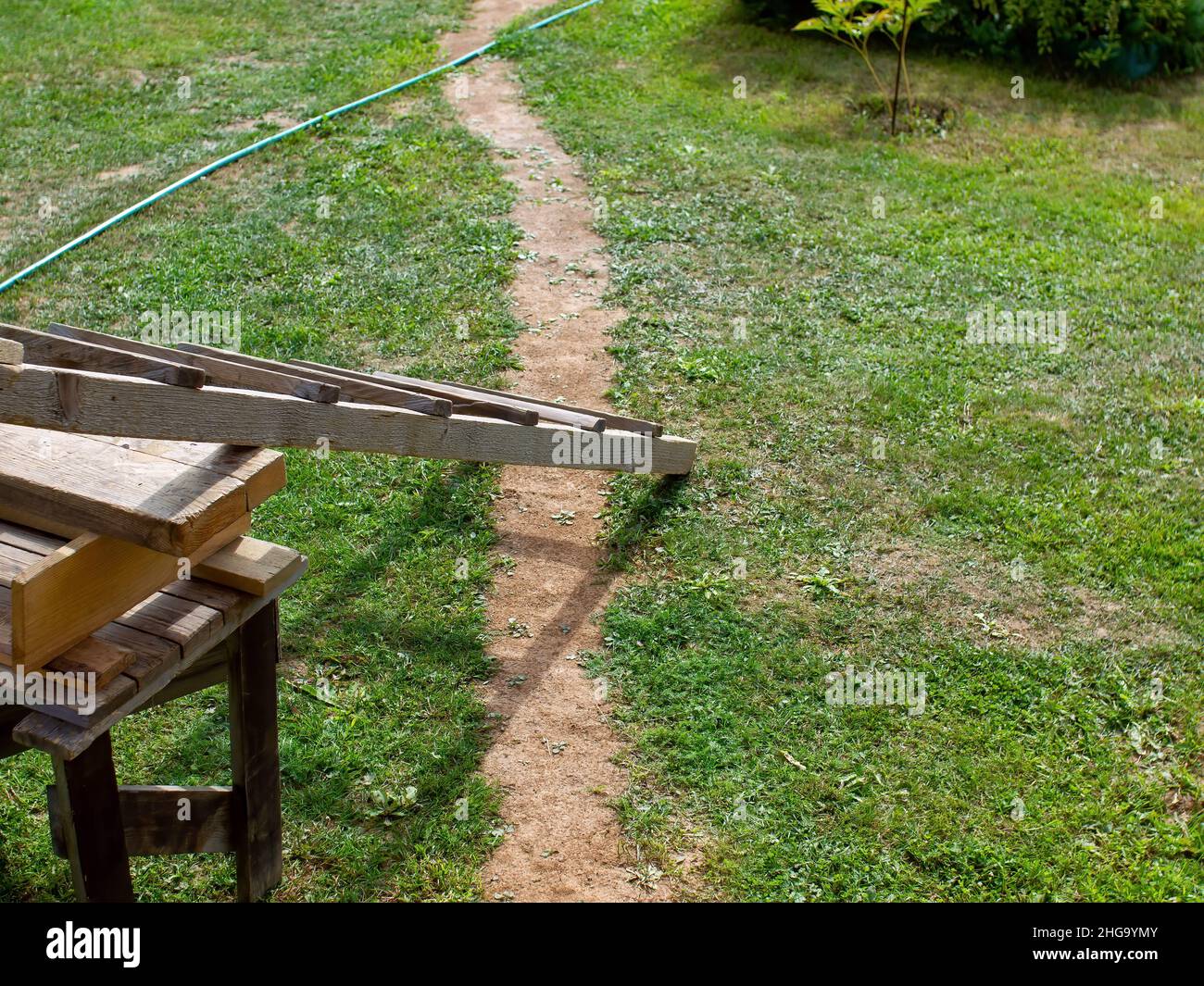 escalier en bois sur un terrain rural, en été Banque D'Images