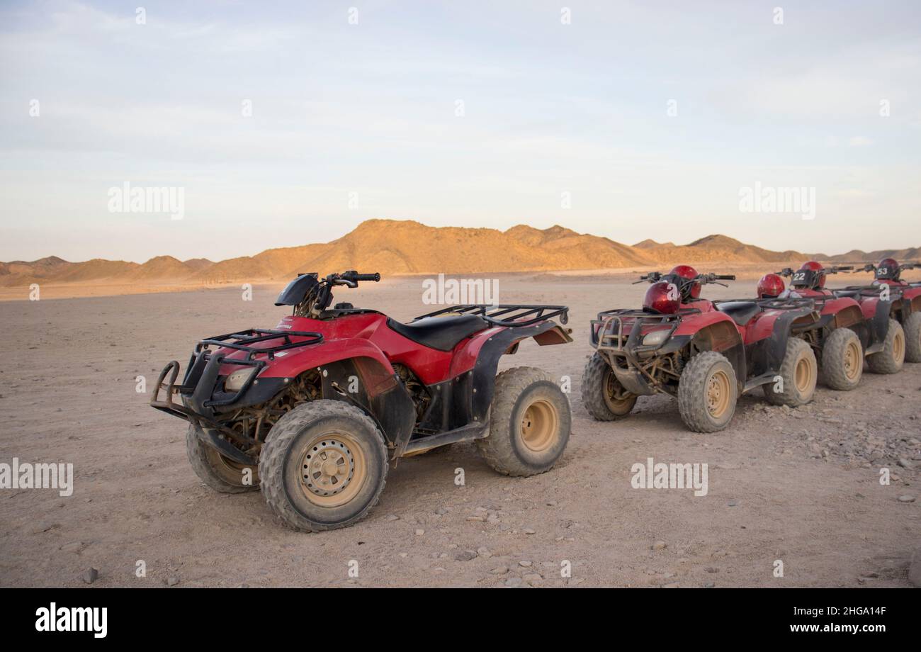 voyage en quad en egypte dans le désert Banque D'Images voyage en quad en egypte dans le désert Banque D'Images